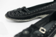 Χαμηλά γυναικεία υποδήματα σε μαύρο χρώμα με διακοσμητικές ραφές Thumb